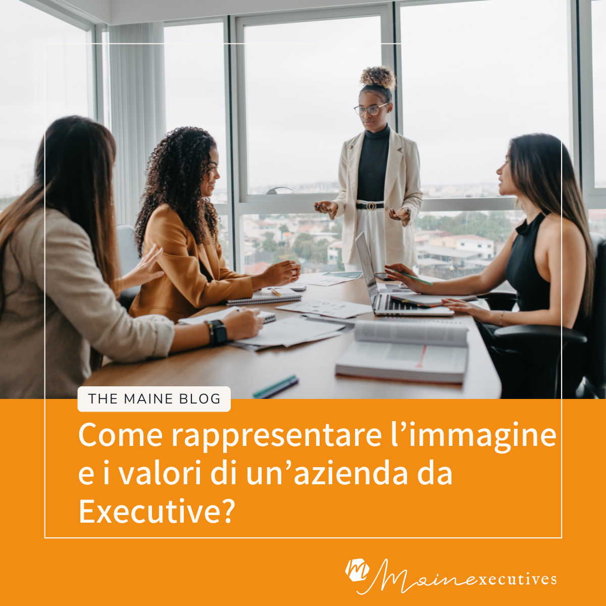 Come rappresentare i valori aziendali nel ruolo di Executive - Quattro donne in abbigliamento professionale durante una riunione in ufficio