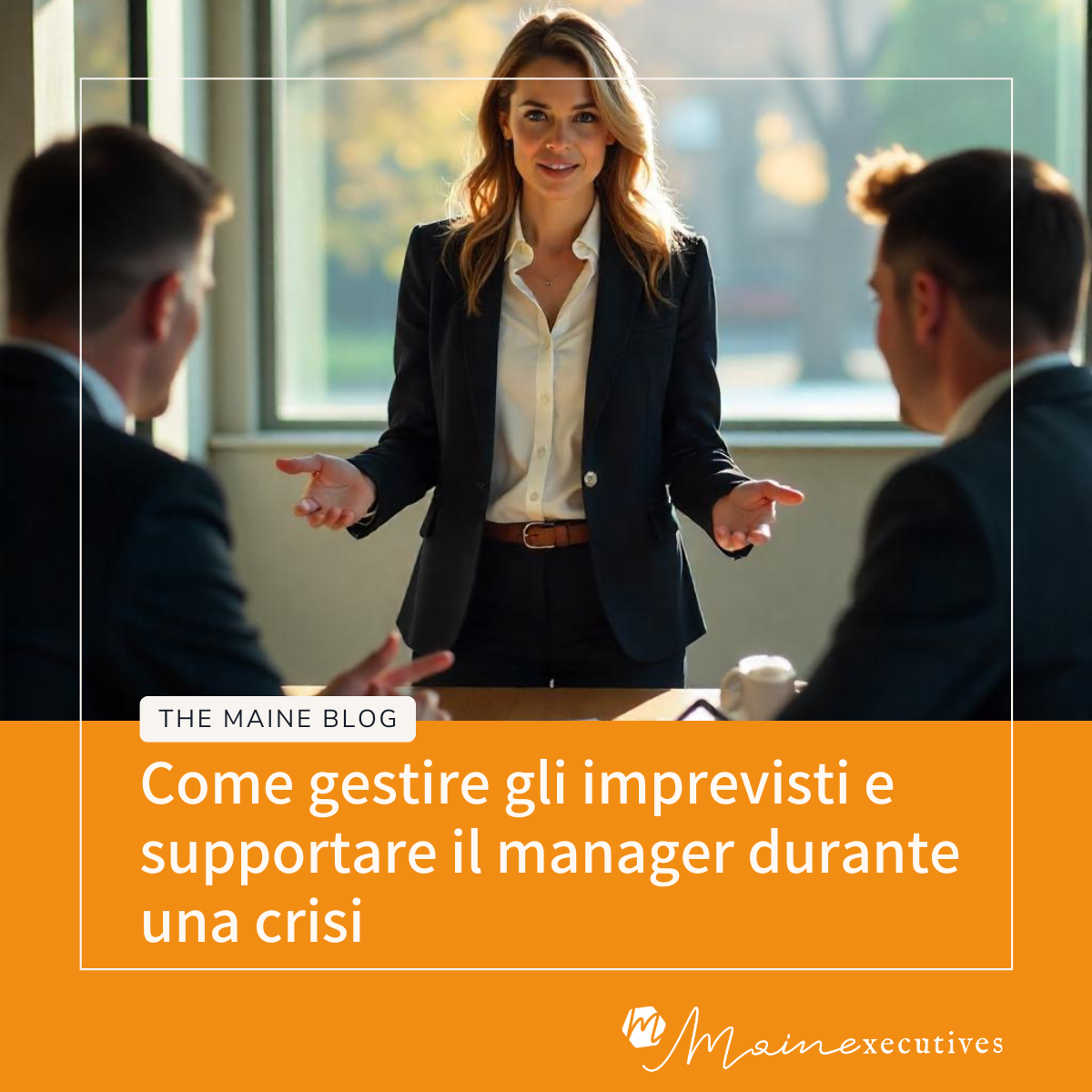 Come supportare il manager durante una crisi - Donna in abiti formali parla con due colleghi seduti di spalle durante una riunione in un ufficio