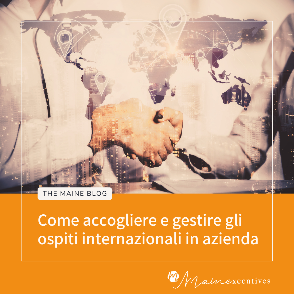 Come accogliere un ospite internazionale in azienda - Mani che si stringono davanti a una mappa del mondo