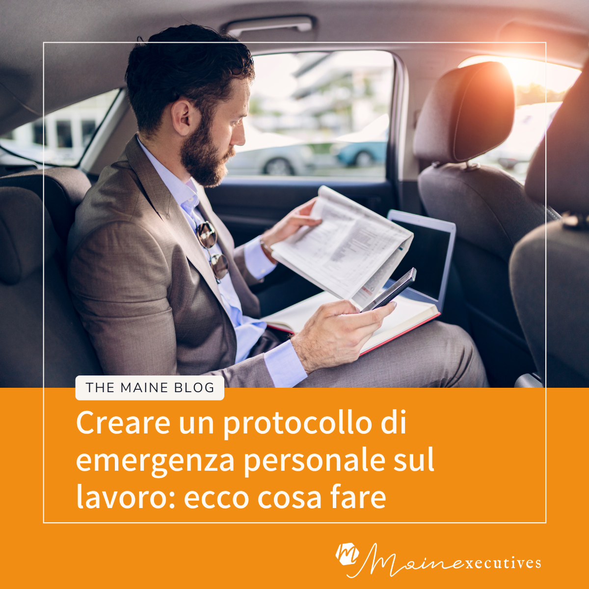 Un manager sul sedile posteriore di un’auto, mentre lavora con documenti, tablet e smartphone in mano, simbolo di gestione delle emergenze lavorative