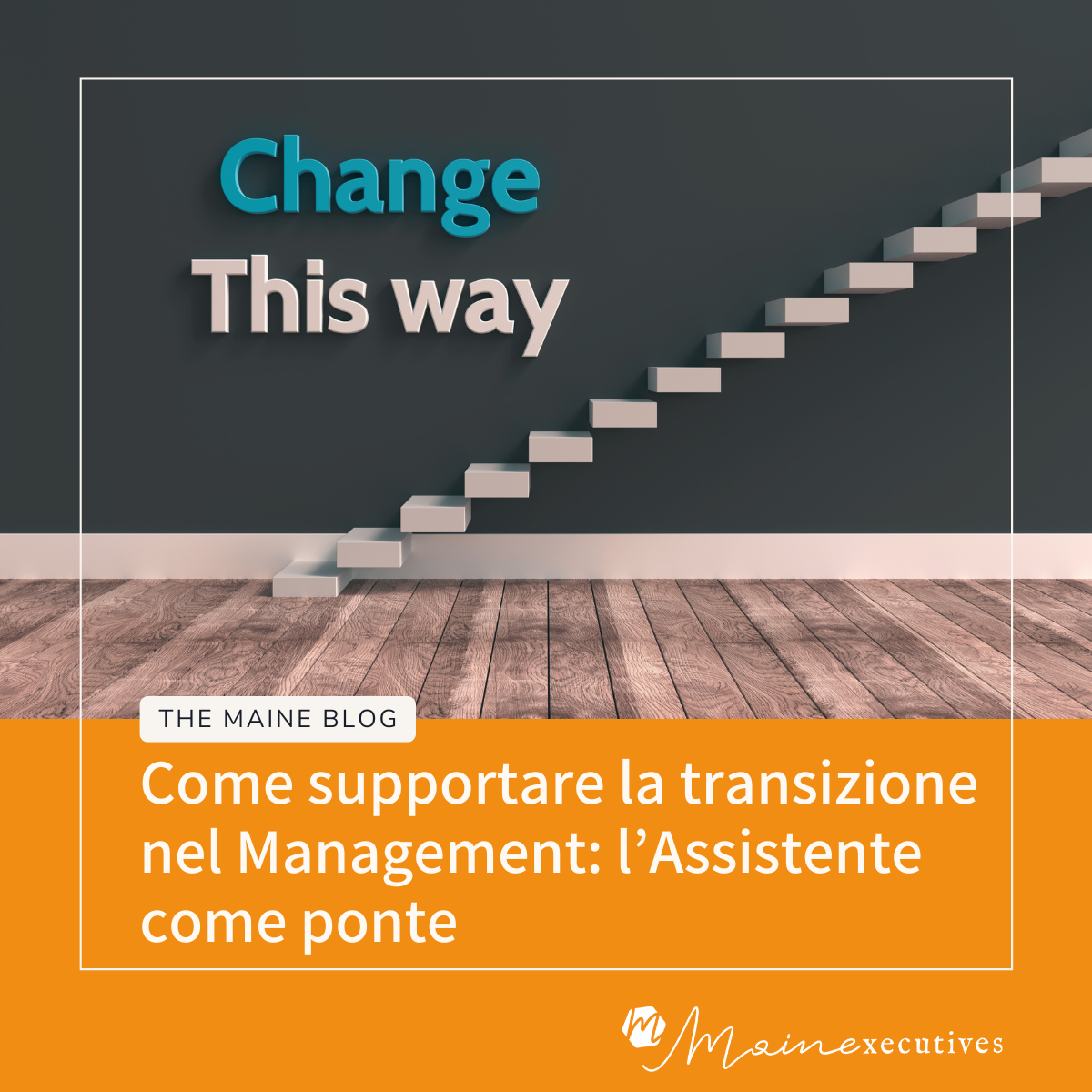 Scala stilizzata che sale diagonalmente da sinistra verso destra su una parete grigio scuro; sulla parete compare la scritta “Change This way”.