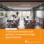 Open space moderno in azienda con scrivanie e sedie su ruote, pareti vetrate e grandi finestre Open space moderno in azienda con scrivanie e sedie su ruote, pareti vetrate e grandi finestre