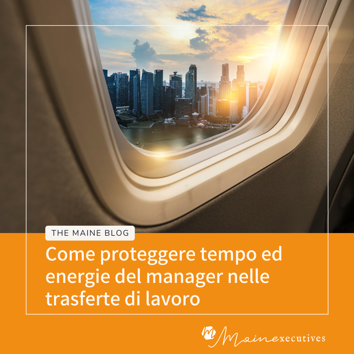 Città al tramonto vista dal finestrino di un aereo, a rappresentare le trasferte di lavoro e la gestione di tempo ed energie dei manager