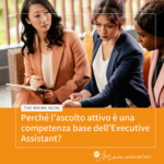 Tre professioniste in abiti business durante un incontro: una prende nota su un taccuino mentre le altre si concentrano sulla conversazione