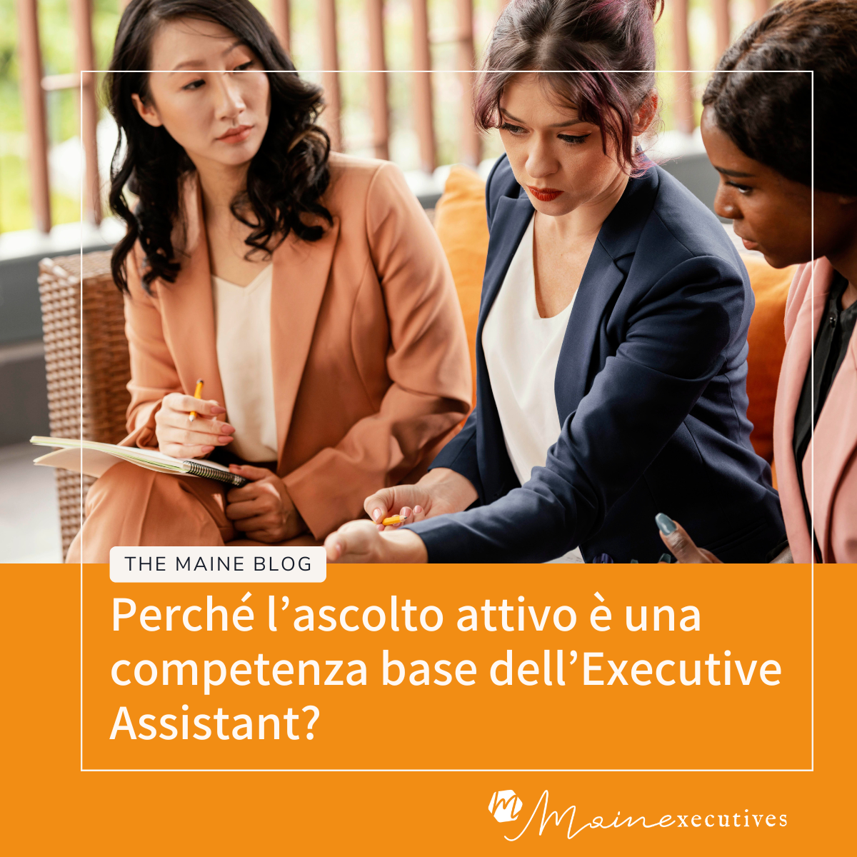 Tre professioniste in abiti business durante un incontro: una prende nota su un taccuino mentre le altre si concentrano sulla conversazione