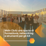 Foto di gruppo di partecipanti a un evento su una terrazza con piscina al tramonto, a simboleggiare il Main Club esclusivo per Executive Assistant di Mainexecutives