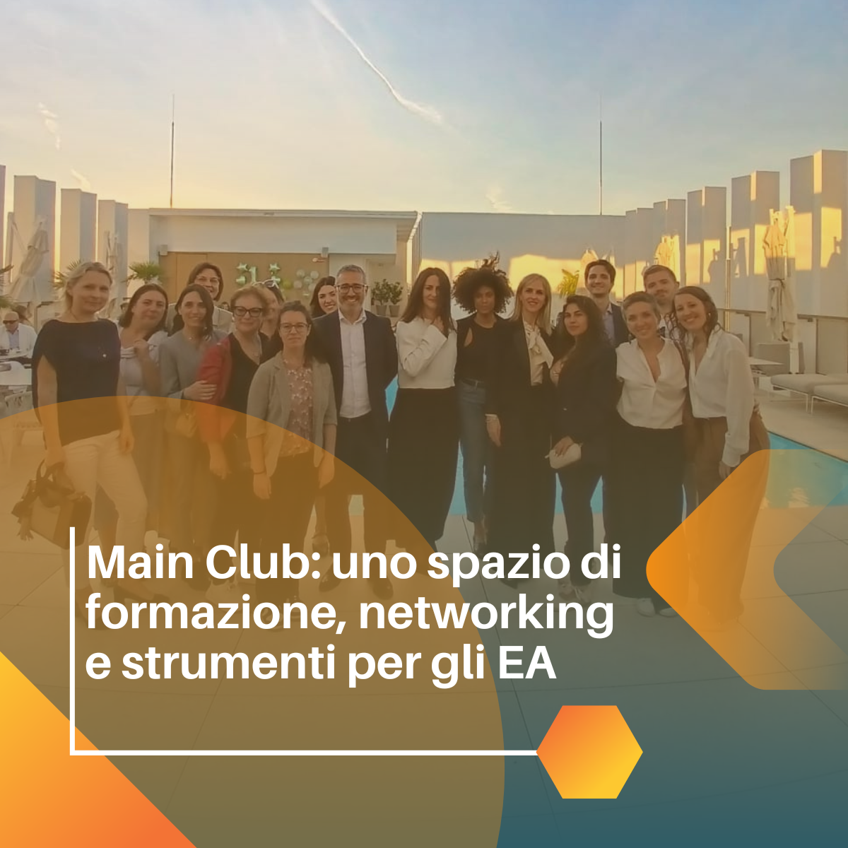 Foto di gruppo di partecipanti a un evento su una terrazza con piscina al tramonto, a simboleggiare il Main Club esclusivo per Executive Assistant di Mainexecutives