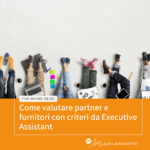 Inquadratura dall'alto delle gambe distese di più persone sedute a terra con scarpe diverse, laptop, quaderni, fogli, tablet, righello e tazze di caffè su sfondo chiaro