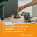 Mano che consegna un mazzo di chiavi in ufficio, simbolo del passaggio di consegne tra Executive Assistant e di un handover ben organizzato
