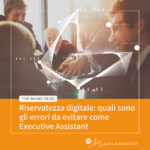 Executive Assistant in riunione con grafica digitale sovrapposta, per rappresentare la riservatezza digitale