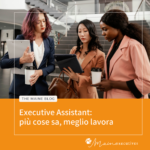 Tre professioniste in ufficio consultano insieme un tablet, a rappresentare la condivisione delle informazioni con l’Executive Assistant