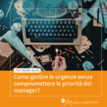 Macchina da scrivere circondata da fogli, appunti, fiammiferi e matite su un piano di lavoro Macchina da scrivere circondata da fogli, appunti, fiammiferi e matite su un piano di lavoro