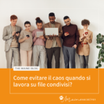 Team di professionisti usa smartphone, tablet e laptop per gestire file condivisi senza creare caos