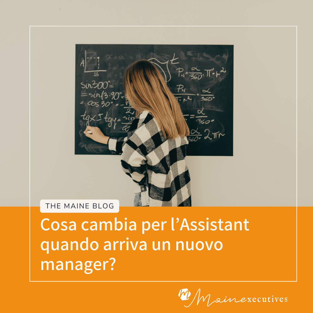 Donna bionda di spalle scrive su una lavagna durante un momento di lavoro e confronto