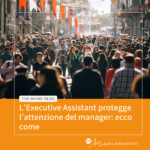 Folla in una strada affollata, simbolo delle distrazioni che l’Executive Assistant filtra per il manager Folla in una strada affollata, simbolo delle distrazioni che l’Executive Assistant filtra per il manager