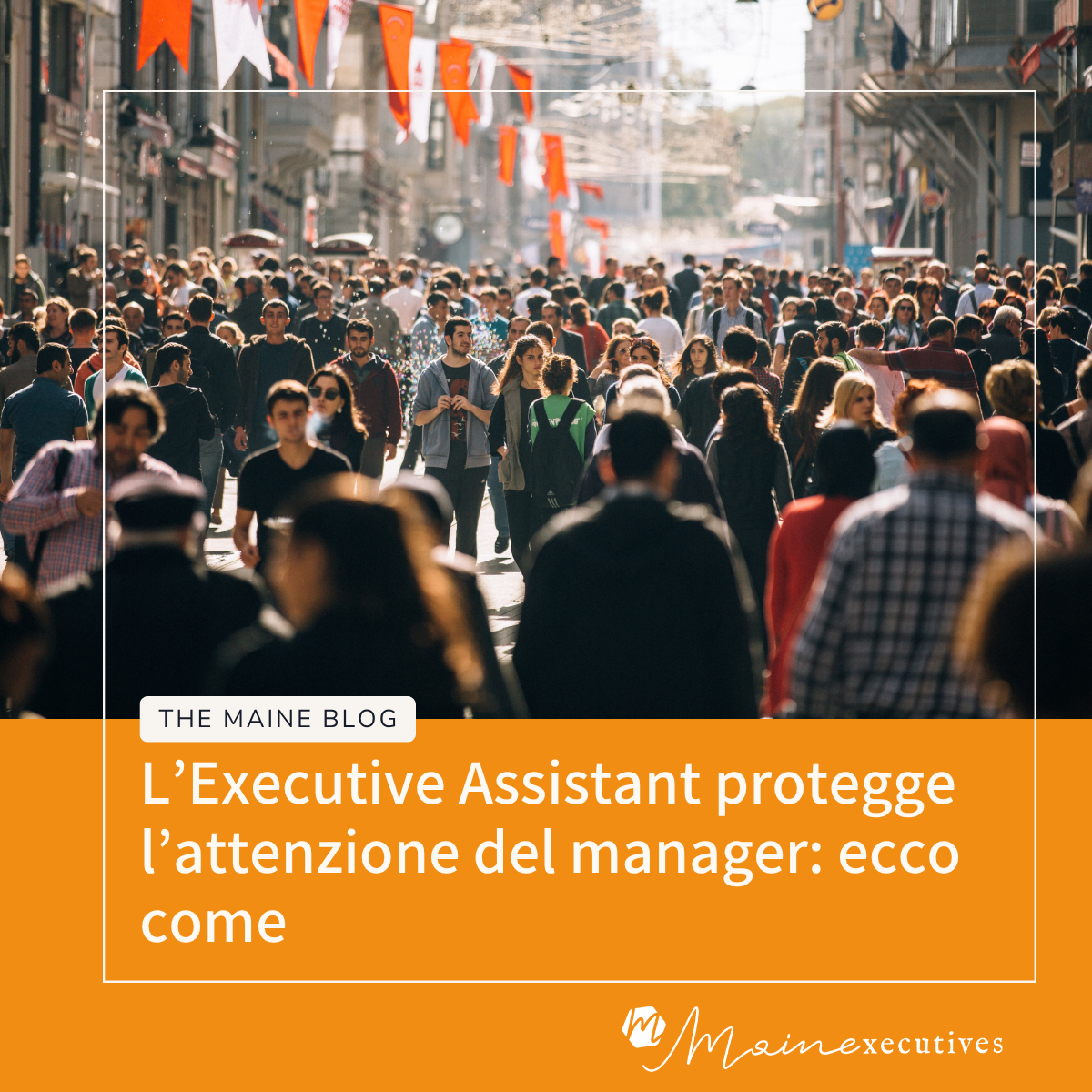 Folla in una strada affollata, simbolo delle distrazioni che l’Executive Assistant filtra per il manager