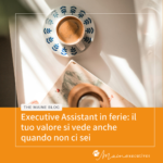 Tazza di caffè vista dall’alto su un tavolo illuminato dalla luce del sole Tazza di caffè vista dall'alto su un tavolo illuminato dalla luce del sole