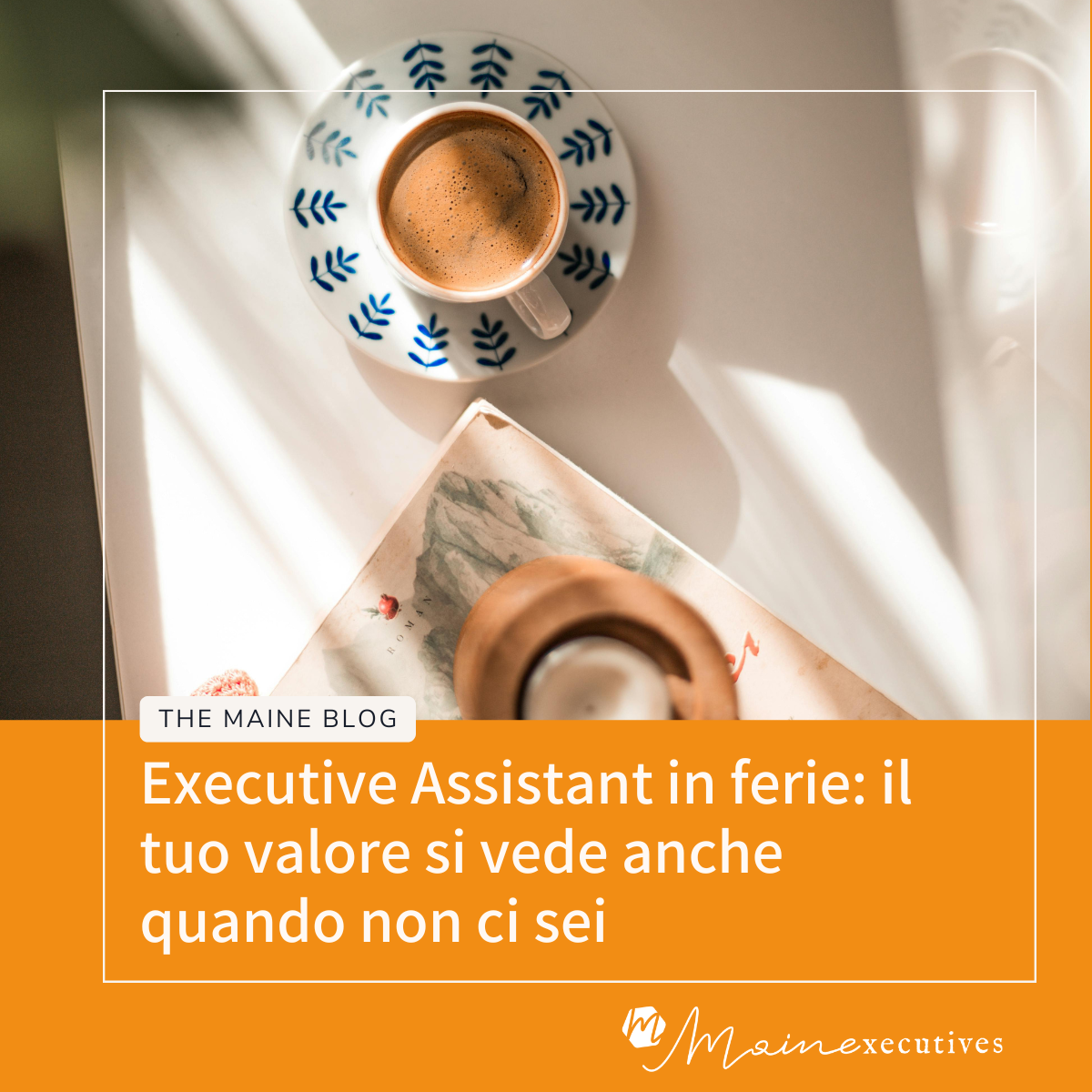 Tazza di caffè vista dall'alto su un tavolo illuminato dalla luce del sole